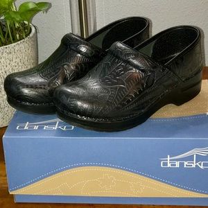 Dansko size 38 Professional Tooled Black